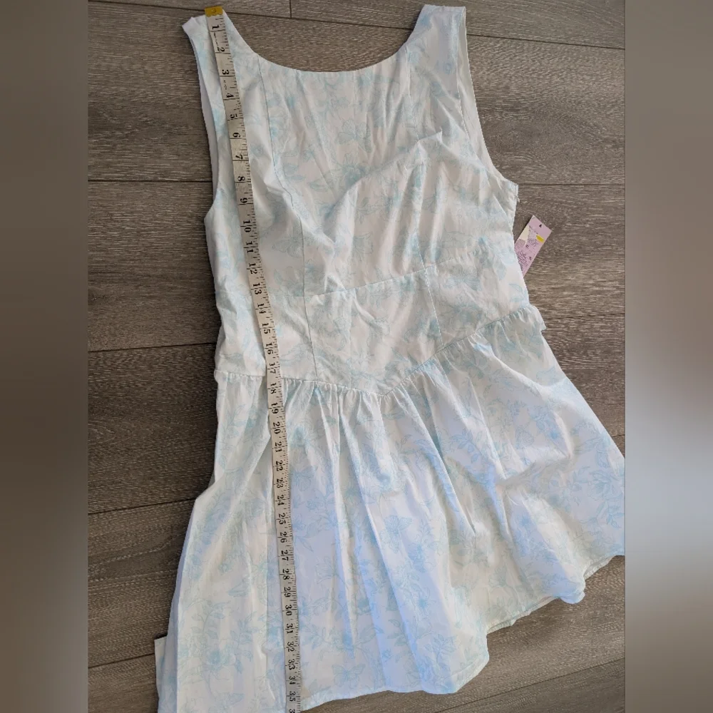 NWT Chic White and Blue Floral  Dress - Picture 6 of 7